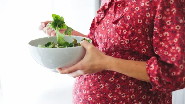 هل يمكن للمرأة الحامل اتّباع نظام غذائي وكيف يمكنها فعل ذلك؟