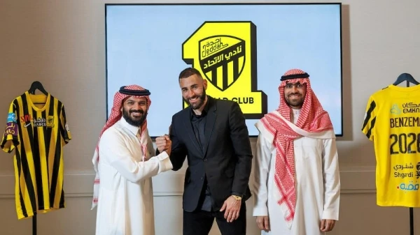 لاعب كرة القدم الفرنسي كريم بنزيما ينضمّ إلى نادي الاتحاد السعودي رسمياً