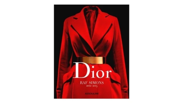 ديور تصدر كتاب Dior by Raf Simons