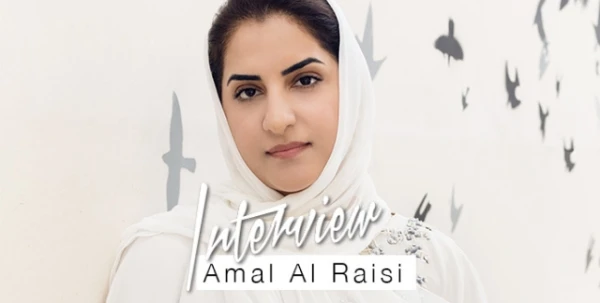 مقابلة خاصّة مع المصمّمة Amal Al Raisi: موهبة عربيّة تنسج الأسلوب التقليديّ في تصاميم عصريّة