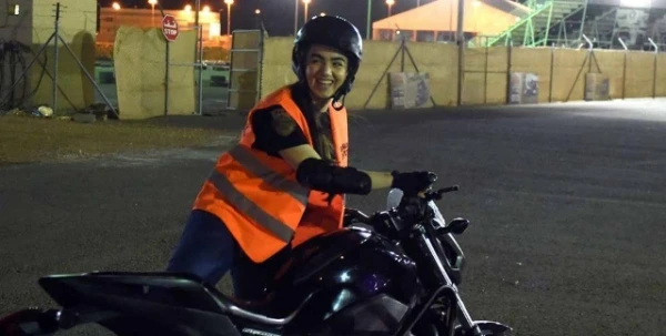 بعد السيّارة، المرأة السعوديّة تتعلّم قيادة الدرّاجة الناريّة!