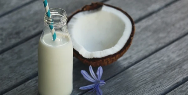 7 إستخدامات جمالية مفاجئة لحليب جوز الهند