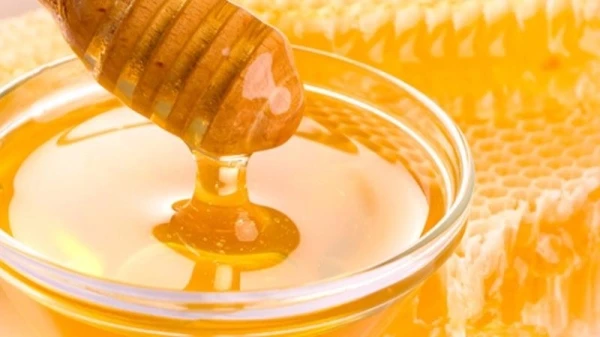 10 خلطات للوجه من العسل تساعدكِ في العناية بالبشرة والشعر