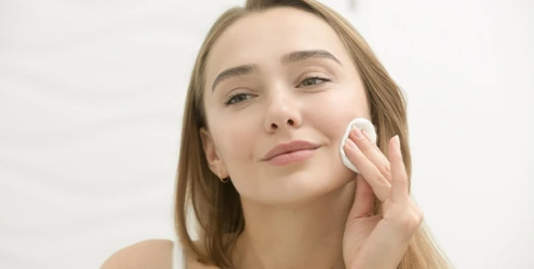 لماذا عليكِ تطبيق مستحضرات العناية بالبشرة بعد 3 ثوانٍ من غسل وجهكِ؟