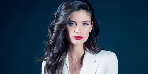عارضة الأزياء Sara Sampaio رئيسة تحرير مجلّة "جمالكِ" عدد ديسمبر 2017