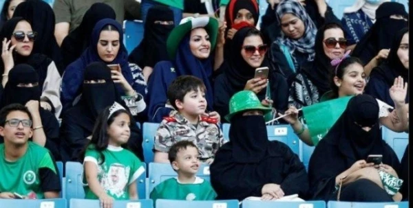 النساء السعوديات يحضرن مباراة كرة قدم للمرّة الأولى على مدرّجات الملعب