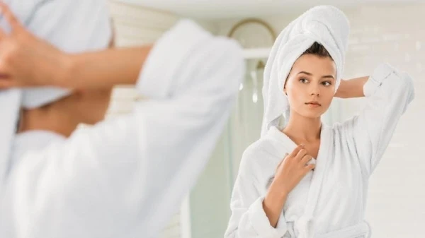7 أخطاء قد تقومين بها بعد الاستحمام تؤدّي إلى تساقط الشعر وتقصّفه