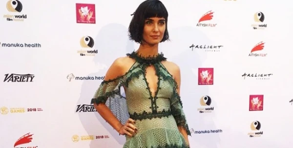 إطلالة توبا بويوكستون في مهرجان آسيا الدولي للأفلام 2017 كانت لتكون ناجحة لولا شكل الفستان من الأسفل