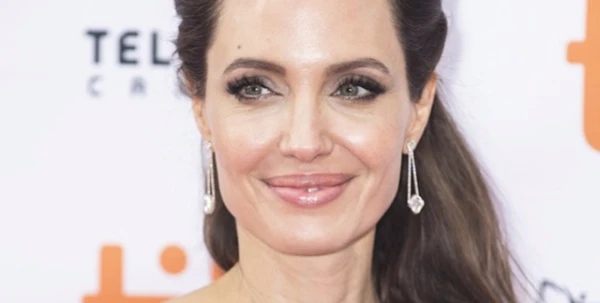 اللون الأسود يغطّي Angelina Jolie بالكامل ويزوّدها بأناقةٍ لا مثيل لها