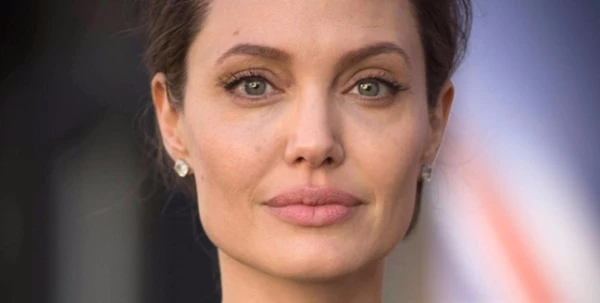 هذا ما حصل مع Angelina Jolie بعد طلاقها من Brad Pitt: انهيارات عصبيّة، شلل في الوجه وأكثر من ذلك...