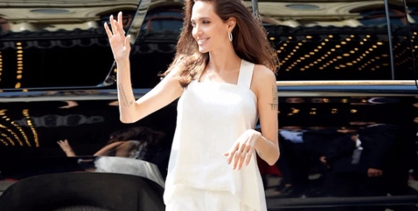 Angelina Jolie في مهرجان تورنتو السينمائي: إطلالة ملكية أنيقة بنكهة عصرية