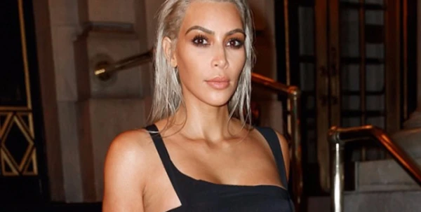 شعر أشقر بلاتينيّ وملابس جريئة: إطلالة Kim Kardashian لم تترك للخيال المجال