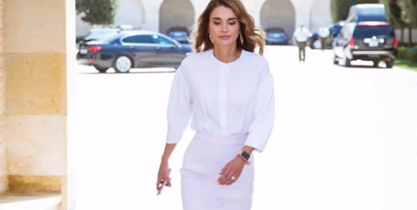الملكة رانيا في إطلالة أنيقة منعشة خلال لقاء مع طلّاب في الأردن