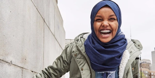 حجاب الدنيم: ثورة جديدة تدخل عالم الموضة من الباب العريض