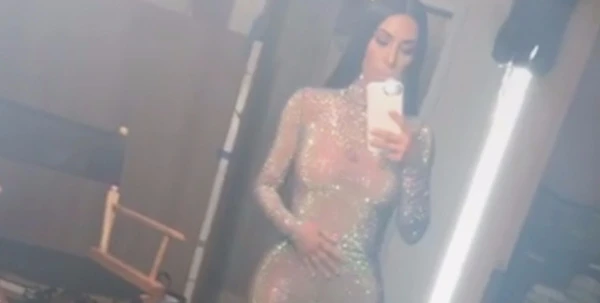 Kim Kardashian تتباهى بمنحنياتها الأنثويّة من خلال بوديسوت برّاق