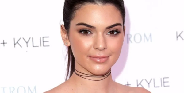 هذا ما تفعله Kendall Jenner بقناع العيون الورقيّ بعد الإنتهاء من استخدامه