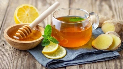ما هي فوائد الشاي الاخضر مع العسل للعناية بالبشرة والشعر؟