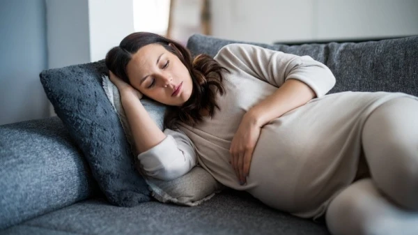 ما هي أفضل طريقة لحصول المرأة الحامل على نوم جيد وهادئ؟