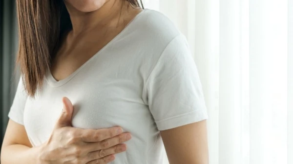 ما هي أسباب وأعراض تحجر الثدي؟