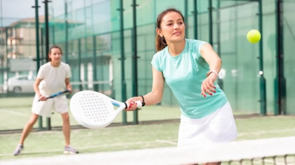 تحبين رياضة التنس لكن تجدينها صعبة؟ رياضة البادل قد تكون البديل الأسهل لكِ