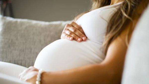 ما هي الولادة بالشفط وهل تسبّب أيّة مضاعفات على الام والجنين؟