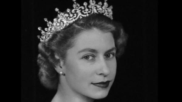 بعد 70 عام، أول صور رسمية تُنشر للملكة اليزابيث الثانية بعد تولّيها العرش