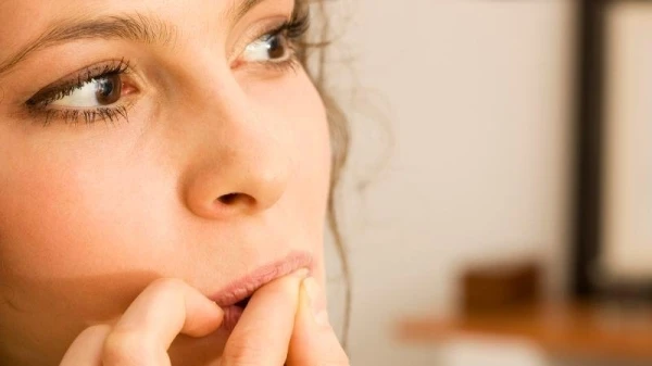 7 خطوات تساعدكِ في علاج قضم الاظافر