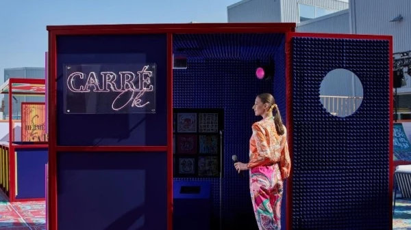 دار Hermès تحتفل بإطلاق معرض Hermès Carré Club في دبي