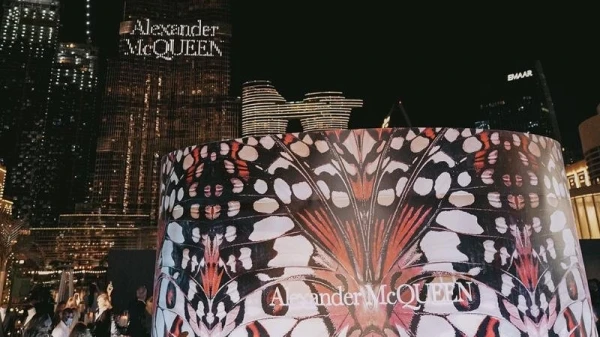Alexander McQueen تحتفل بإطلاق مجموعة ربيع 2021 النسائية والمجموعة التحضيرية لخريف 2021 الرجالية في دبي
