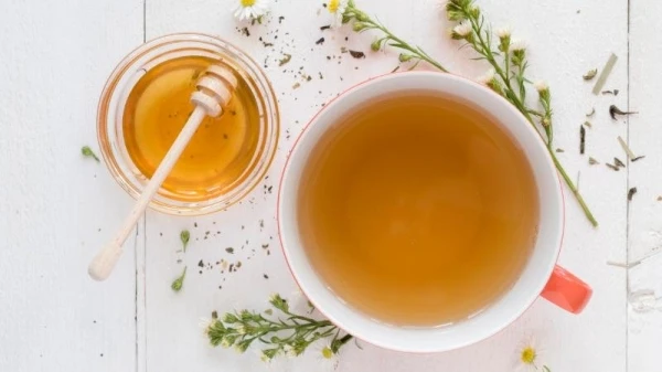 ما هي فوائد الشاي مع العسل في العناية بالبشرة والشعر؟