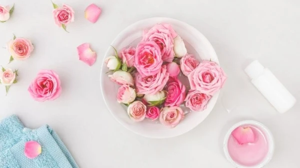 كيف يمكنكِ إدخال زيت الورد إلى روتين العناية بالشعر؟