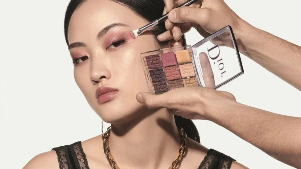 طريقة تطبيق مكياج سموكي وردي مع Dior Makeup، يناسب مكالمات الفيديو خلال الحجر المنزلي