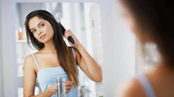 فوائد تمشيط الشعر بالمقلوب في زيادة نمو الشعر وتكثيفه