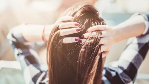 8 نصائح وطرق لحماية الشعر من التساقط خلال السفر