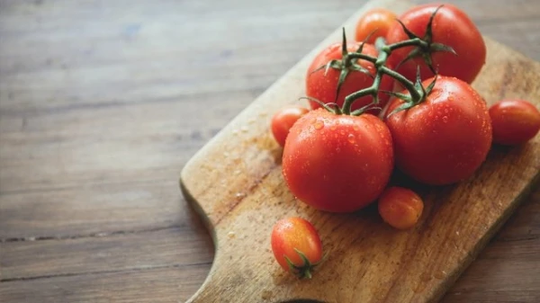 فوائد الطماطم للبشرة وكيفية تحضير خلطات للوجه منها
