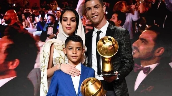 جورجينا رودريغيز واسيل عمران...نجمتا حفل جوائز كرة القدم العالمية في دبي