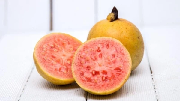 ما هي فوائد الجوافة للبشرة وكيف يمكنكِ إدخالها إلى روتينكِ الجمالي؟