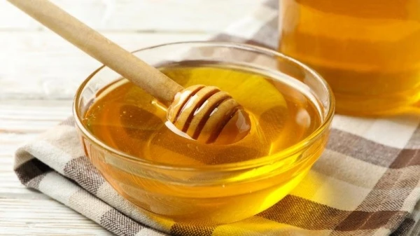 فوائد العسل للبشرة وكيفية عمل خلطات منه