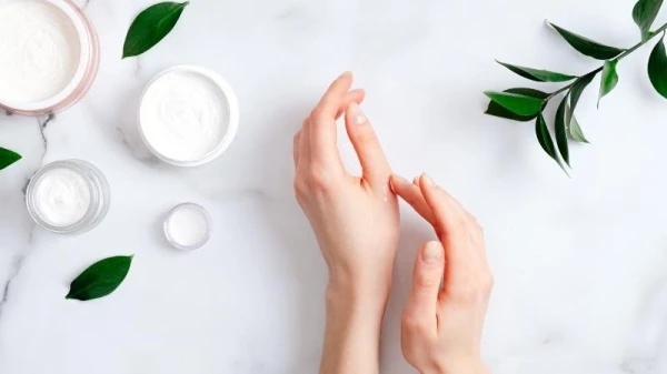 6 خلطات طبيعية تساعدكِ في علاج جفاف اليدين