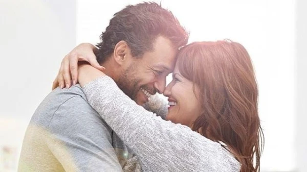 7 نصائح لتقبيل زوجكِ بشكل مثالي