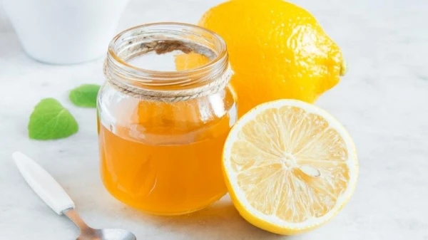 خلطات من العسل والليمون تساعد في العناية بالبشرة والتخفيف من التجاعيد