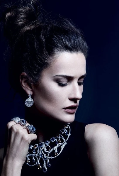 جلسة تصوير مجلّة "جمالكِ" خاصّة بمجوهرات Versace