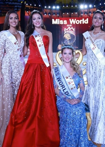 ملكة جمال لبنان تفوز بلقب ملكة جمال العالم على طريقتها الخاصة