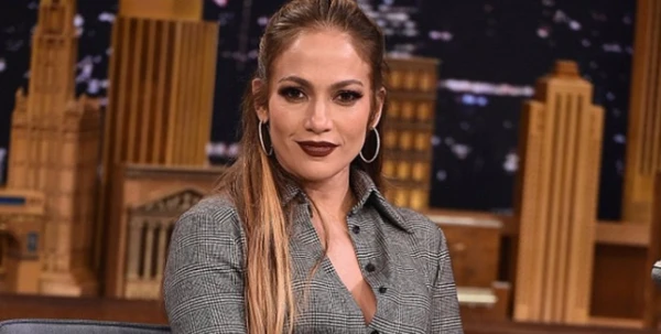 Jennifer Lopez: أنثويّة، جذّابة وكلاسيكيّة في 3 تدرّجات مختلفة من اللون الرمادي