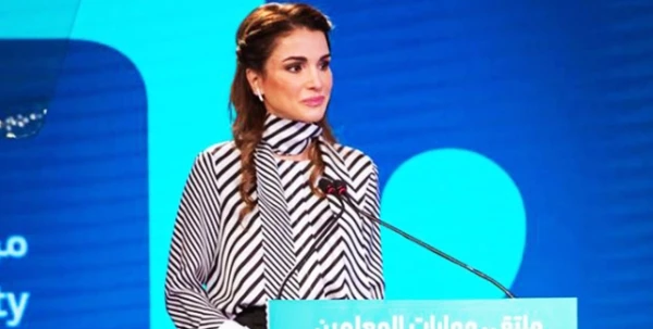 الملكة رانيا تعتمد القمصان الناعمة في إطلالتين تراوحتا ما بين الكلاسيكيّة والعصريّة