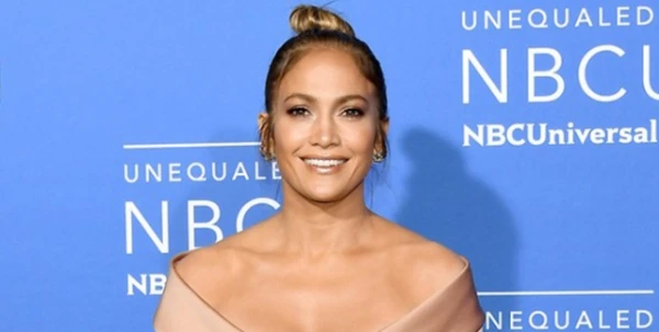 Jennifer Lopez تتباهى بمفاتنها الأنثويّة بإطلالةٍ جذّابة غير مبالغ بها
