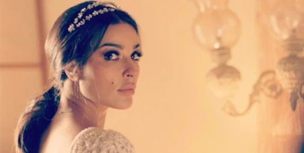 نادين نجيب في فستان زفاف بسيط وأنثويّ خلال المسلسل الرمضانيّ "الهيبة"