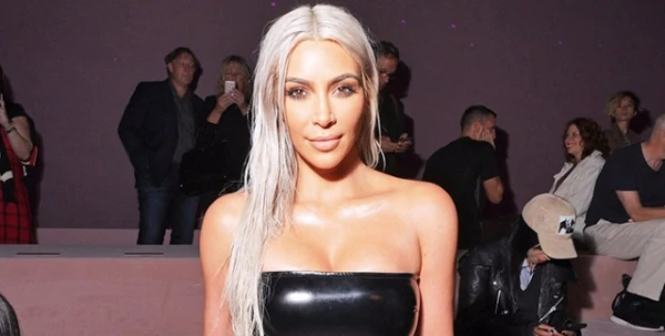 Kim Kardashian في لوك جريء وملفت خلال عرض Tom Ford لربيع 2018