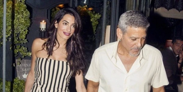 Amal Clooney في أجدد إطلالة لها: جمبسوت مقلّم أثنى على رشاقتها