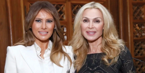 Melania Trump تتألّق ببزّة بيضاء في حفل تكريمها في السفارة الكويتيّة في واشنطن